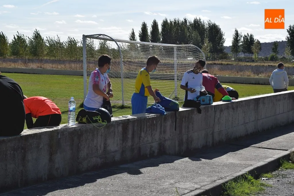 Foto 5 - El Alba de Tormes Club de F&uacute;tbol inicia los entrenamientos con trabajo individualizado y en grupos ...