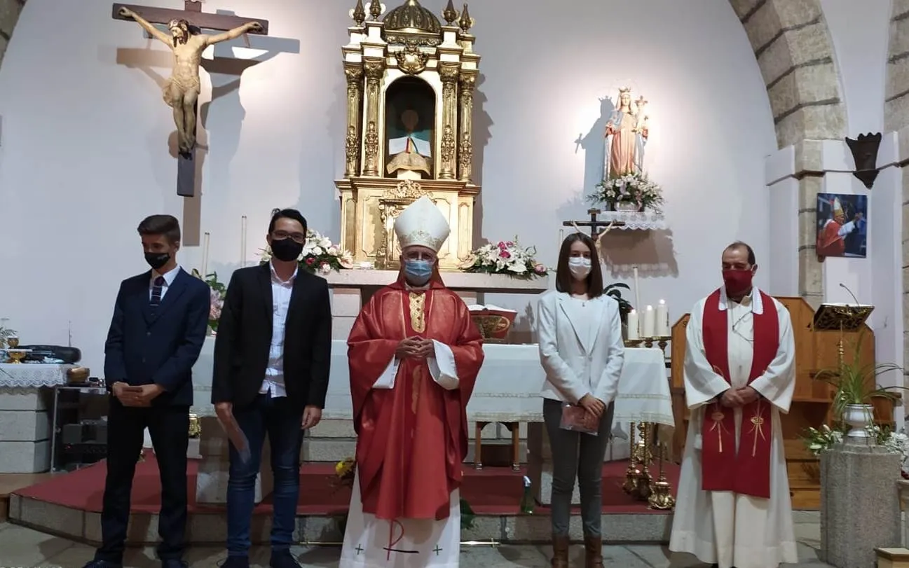 Tres jóvenes se confirman en la Parroquia de San Cristóbal  