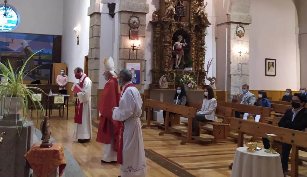 Foto 3 - Tres j&oacute;venes se confirman en la Parroquia de San Crist&oacute;bal  