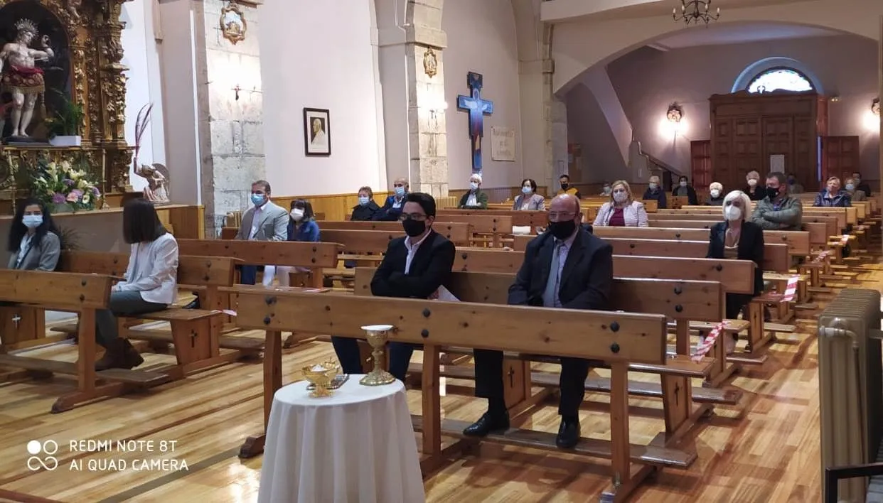 Foto 2 - Tres j&oacute;venes se confirman en la Parroquia de San Crist&oacute;bal  