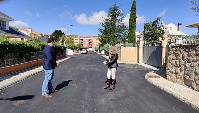 El Ayuntamiento de Santa Marta finaliza la pavimentación de la Urbanización Los Álamos