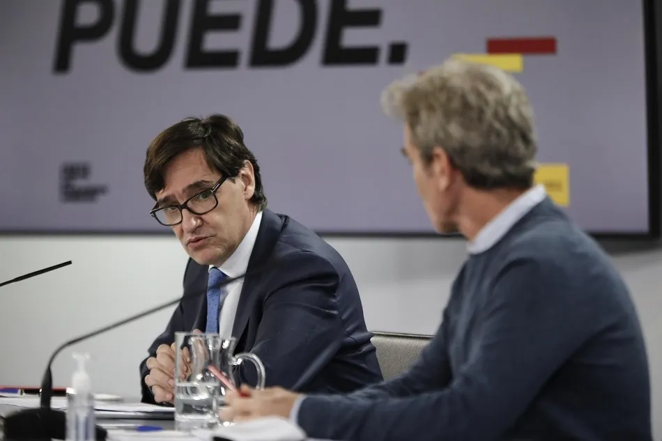 El ministro de Sanidad, Salvador Illa (i), acompañado por el director del Centro de Coordinación de Alertas y Emergencias Sanitarias (CCAES), Fernando Simón | EP