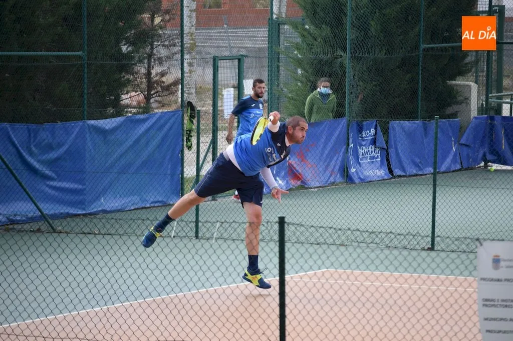 Alberto Rodríguez realiza un saque durante su partido / Pedro Zaballos