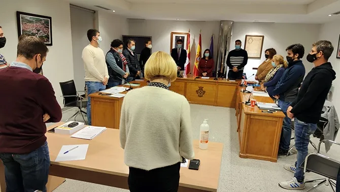 La sesión de Pleno en Peñaranda arrancaba con un minuto de silencio en memoria de las víctimas locales del Covid-19