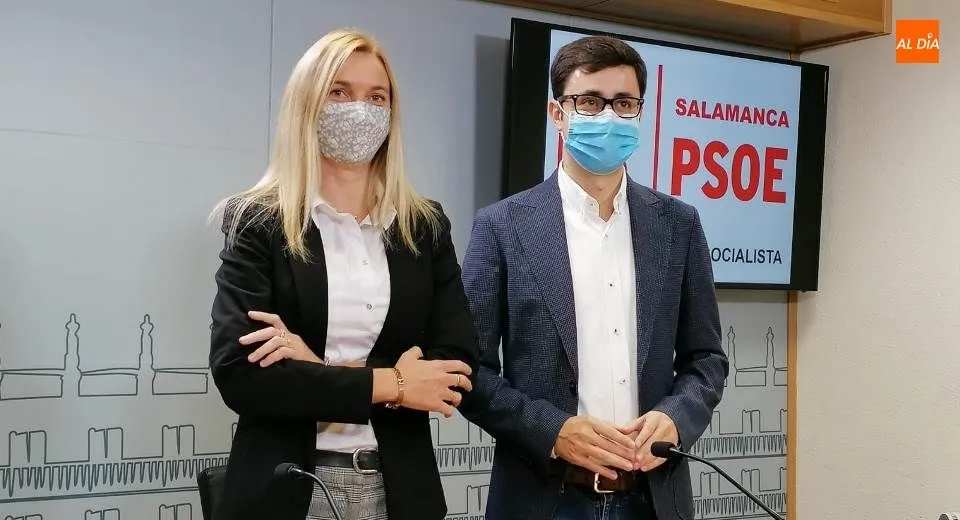 El portavoz de la bancada del PSOE, José Luis Mateos, y la edil de su misma formación Erica Polo, antes de su rueda de prensa. Foto de Lydia González