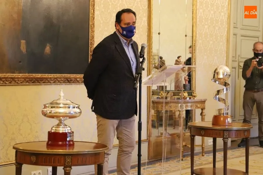 Foto 7 - El Perfumer&iacute;as Avenida, recibido con honores en el Ayuntamiento por la Copa y la Supercopa