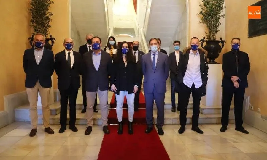 Foto de familia del CB Perfumerías Avenida con las autoridades locales. Foto de Lydia González