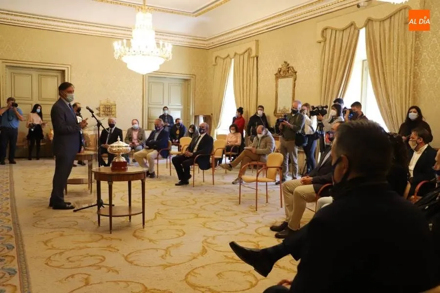 Foto 5 - El Perfumer&iacute;as Avenida, recibido con honores en el Ayuntamiento por la Copa y la Supercopa