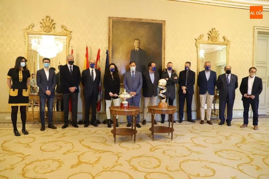 Foto 2 - El Perfumer&iacute;as Avenida, recibido con honores en el Ayuntamiento por la Copa y la Supercopa