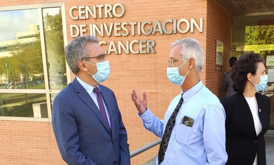 El delegado del Gobierno en Castilla y León, Javier Izquierdo, (i) habla con el director del CIC de Salamanca, Eugenio Santos (d). Foto EP