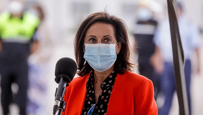 La ministra de Defensa, Margarita Robles, ante los médios