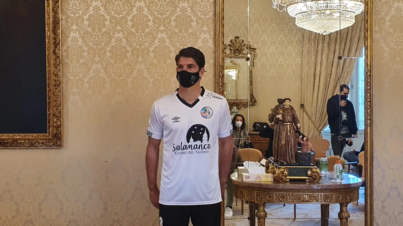 Foto 11 - El Salamanca UDS luce su nueva camiseta para la temporada 20/21 con el lema &ldquo;Ciudad del talento&rdquo;