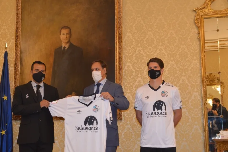Foto 9 - El Salamanca UDS luce su nueva camiseta para la temporada 20/21 con el lema &ldquo;Ciudad del talento&rdquo;