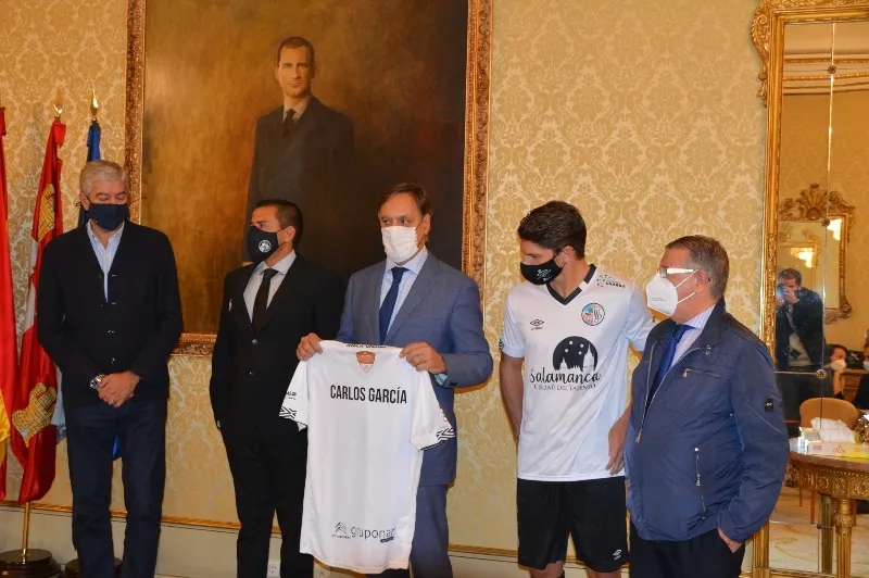 Foto 8 - El Salamanca UDS luce su nueva camiseta para la temporada 20/21 con el lema &ldquo;Ciudad del talento&rdquo;