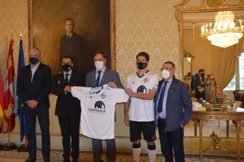 Foto 7 - El Salamanca UDS luce su nueva camiseta para la temporada 20/21 con el lema &ldquo;Ciudad del talento&rdquo;