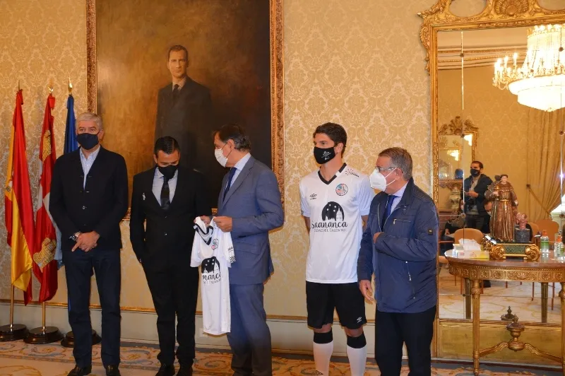 Foto 4 - El Salamanca UDS luce su nueva camiseta para la temporada 20/21 con el lema &ldquo;Ciudad del talento&rdquo;
