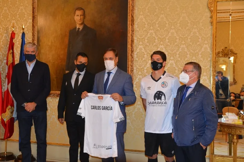 Foto 2 - El Salamanca UDS luce su nueva camiseta para la temporada 20/21 con el lema &ldquo;Ciudad del talento&rdquo;