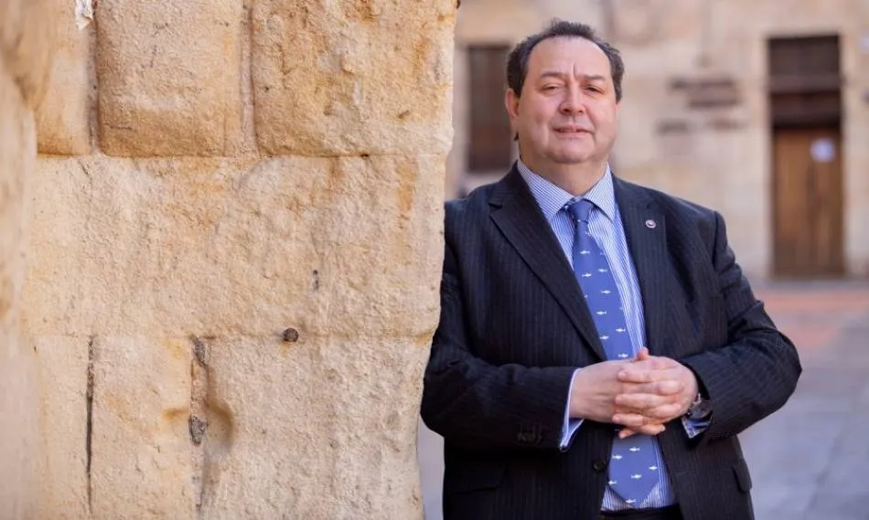 El presidente de AESCO, Benjamín Crespo, comenta que “desde hace años colaboramos con este proyecto iniciativa de la AECC en Salamanca y animamos a todos los comercios de Salamanca a participar en esta campaña