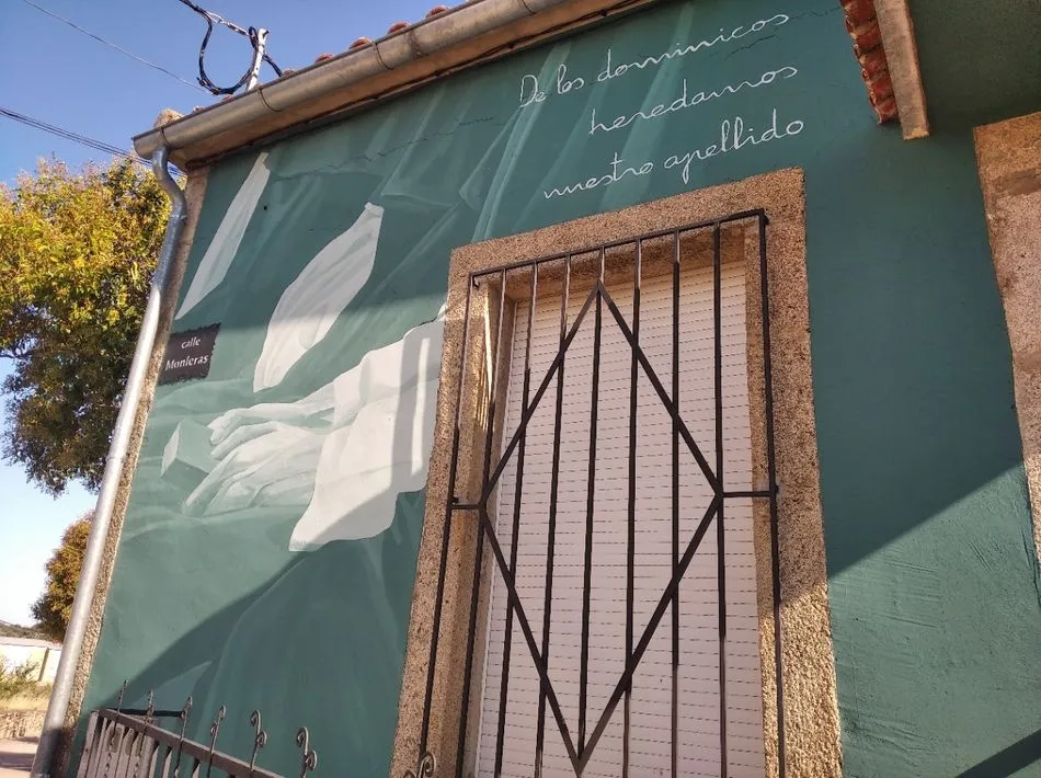 Foto 2 - El artista Ca&iacute;n Ferreras representa la historia de Sard&oacute;n de los Frailes en tres grandes murales  