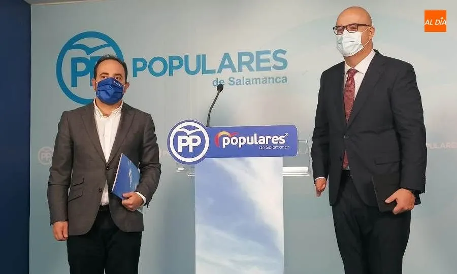 El concejal de Fomento del Ayuntamiento de Salamanca, Daniel Llanos, y el delegado de Fomento de la Diputación de Salamanca, Carlos García Sierra. Foto de Lydia González