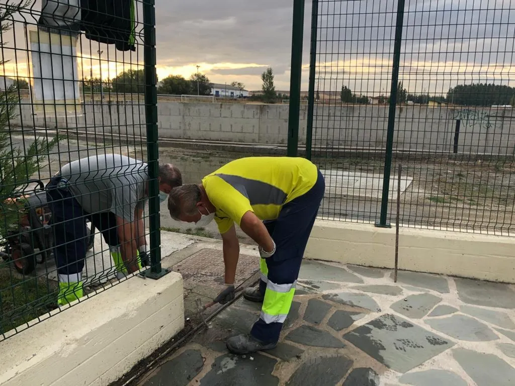 Operarios municipales realizan trabajos en las instalaciones deportivas de la Dehesa