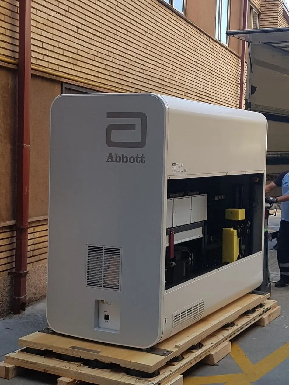 Foto 3 - El Hospital de Salamanca recibe un robot que puede realizar 800 PCR al d&iacute;a