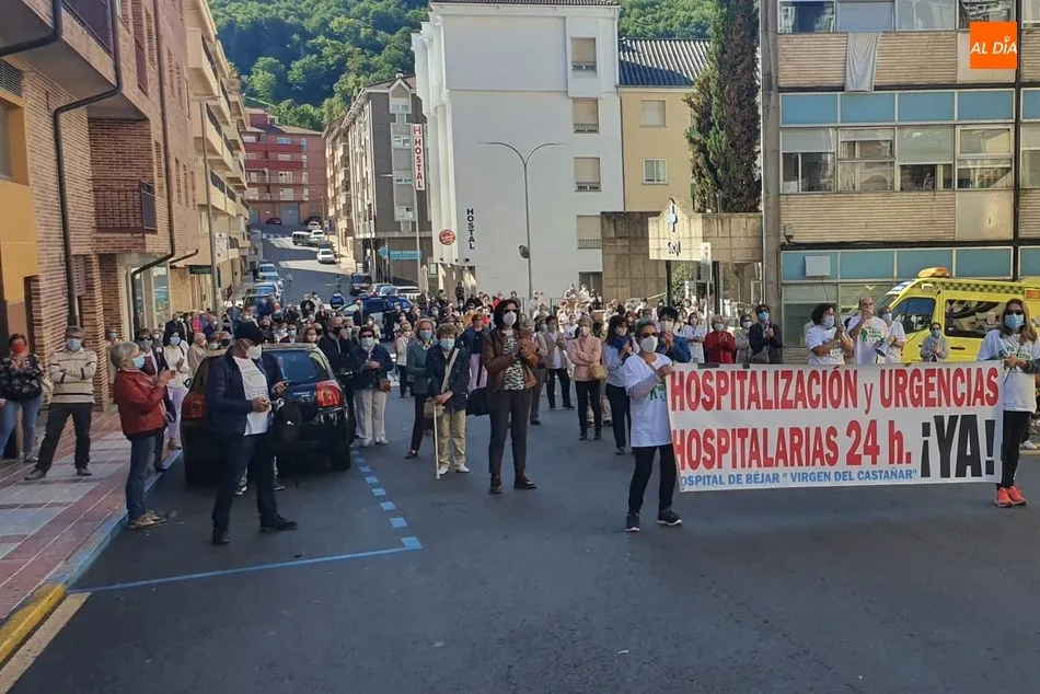 Foto 2 - Concentraci&oacute;n en B&eacute;jar para pedir la vuelta de los servicios del Hospital&nbsp;