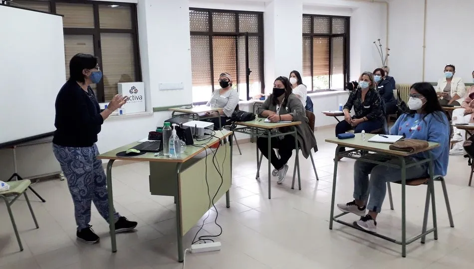 Isabel Vega, formadora en asistente personal, en una de las clases.