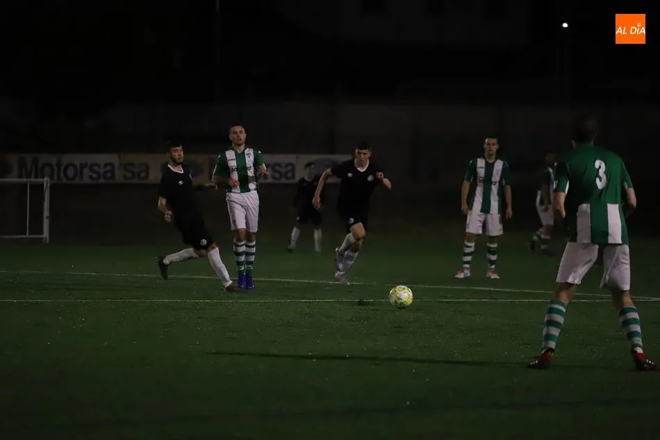 Foto 6 - Derrota del filial del Salamanca UDS en el Tori a manos de la Cebrere&ntilde;a (0-2); tablas para el...