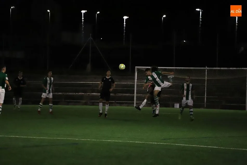 Foto 5 - Derrota del filial del Salamanca UDS en el Tori a manos de la Cebrere&ntilde;a (0-2); tablas para el...