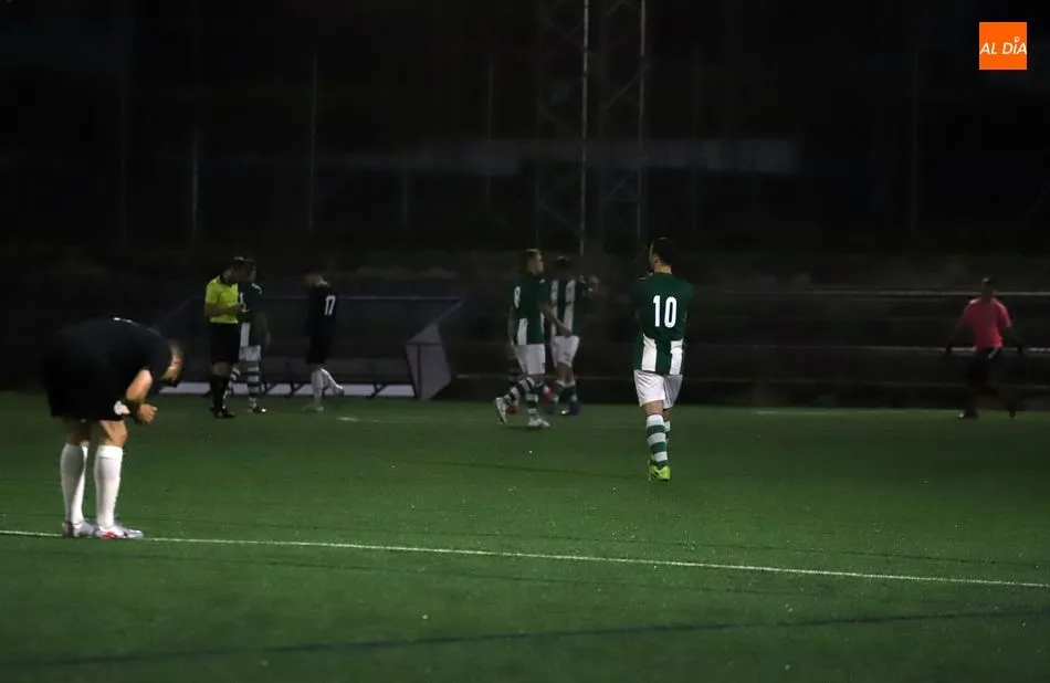 Foto 4 - Derrota del filial del Salamanca UDS en el Tori a manos de la Cebrere&ntilde;a (0-2); tablas para el...