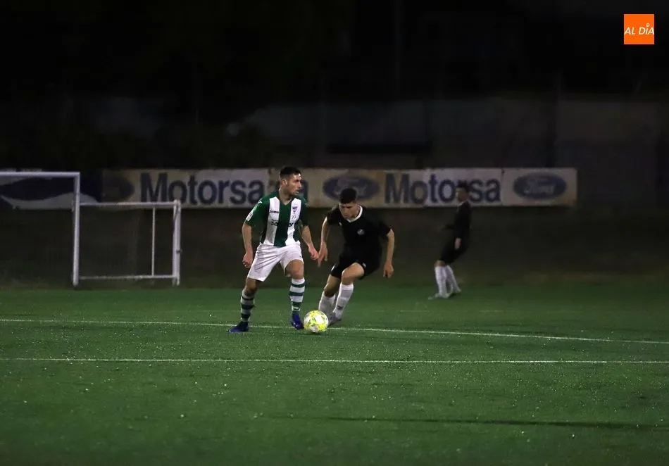 Foto 3 - Derrota del filial del Salamanca UDS en el Tori a manos de la Cebrere&ntilde;a (0-2); tablas para el...