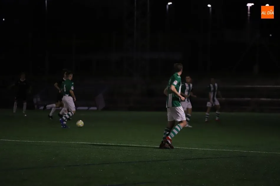 Foto 2 - Derrota del filial del Salamanca UDS en el Tori a manos de la Cebrere&ntilde;a (0-2); tablas para el...