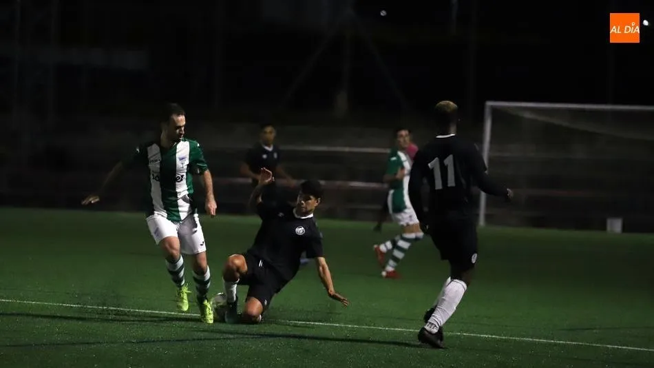 Elías pelea por un balón / Lydia González
