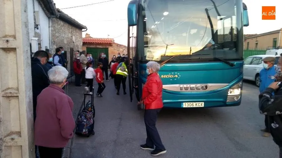 Vecinos de Almenara de Tormes junto a los escolares que usan las rutas a las colegios