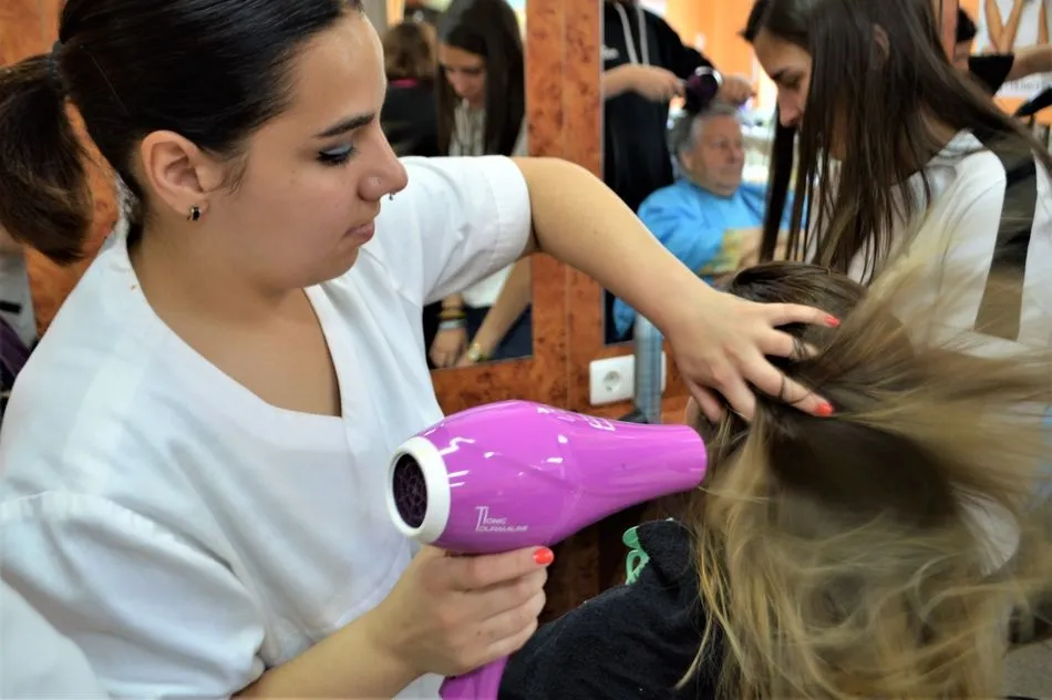 En el ‘Hernández Vera’ se imparten dos Ciclos de Grado Medio: Actividades Comerciales’ y ‘Peluquería y Cosmética Capilar’, ambos de dos cursos académicos