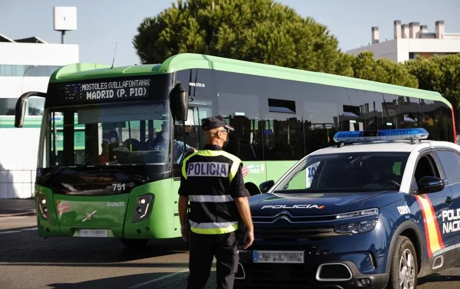 Un agente de la Policía Nacional durante un control policial en una calle de Móstoles, Madrid (España), a 7 de octubre de 2020. Foto Jesús Hellín - EP