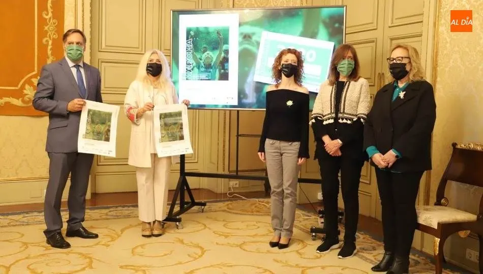 La presidenta de la AECC en Salamanca, Inmaculada Rodríguez, y el alcalde de la ciudad, Carlos García Carbayo, han presentado esta iniciativa. Foto de Lydia González