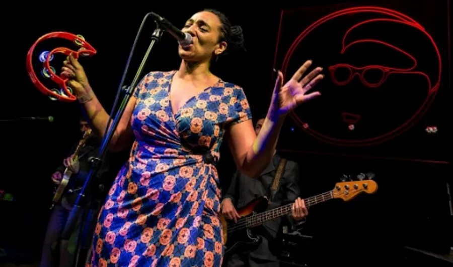 Mayka Edjole, vocalista de The Sweet Vandals. Foto cafecomercialmadrid.com