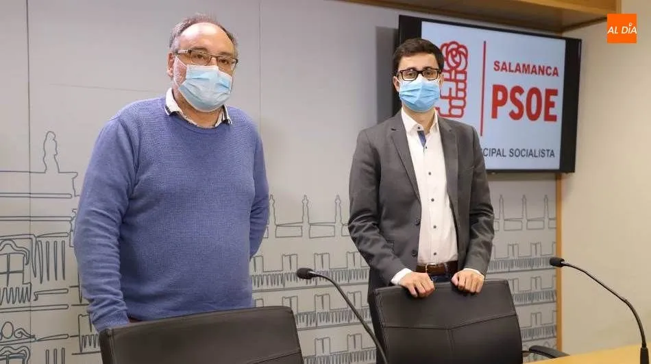 El portavoz de la bancada socialista, José Luis Mateos, acompañado por el concejal Juan José García Meilán. Foto de Lydia González