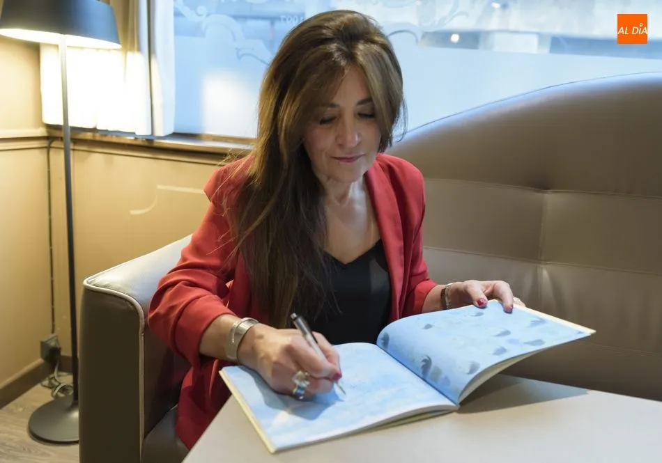 Foto 2 - Lorena Garc&iacute;a, la hacedora de libros salmantina  