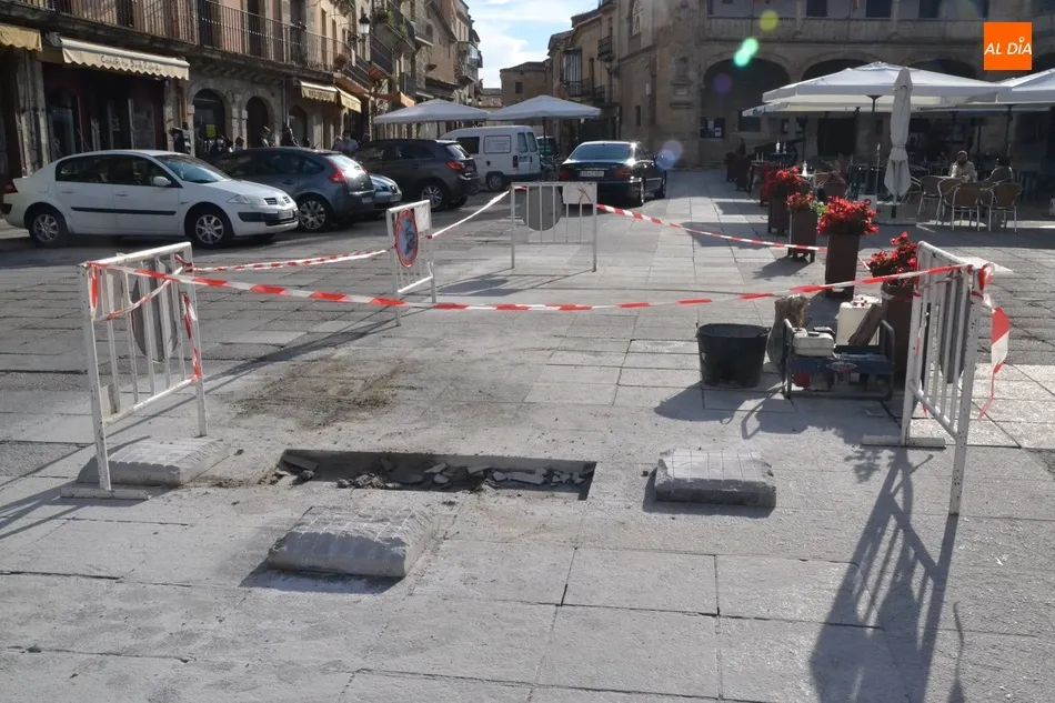 En marcha una operación de mejora del enlosado de la Plaza Mayor  