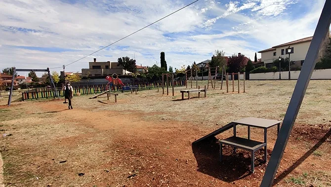 El Ayuntamiento de Santa Marta instala una tirolina en la urbanización de Aldebarán