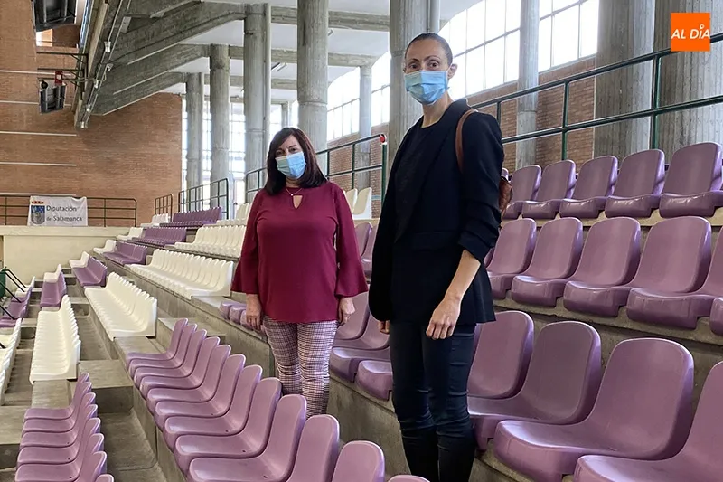 La alcaldesa Carmen Ávila y la concejal de Deportes, Pilar García, presentaban los nuevos asientos en el pabellón municipal