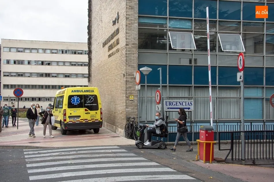 Hospital Virgen de la Vega donde fue trasladado el herido. Foto de archivo