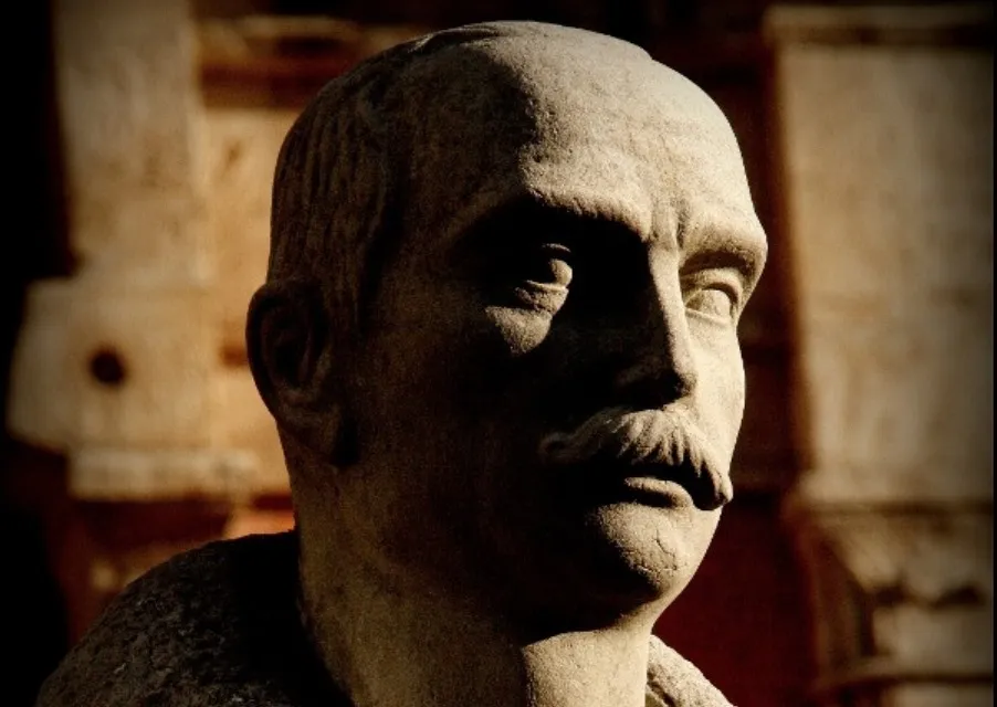 Detalle de la estatua de Gabriel y Galán, obra de Joaquín Secall