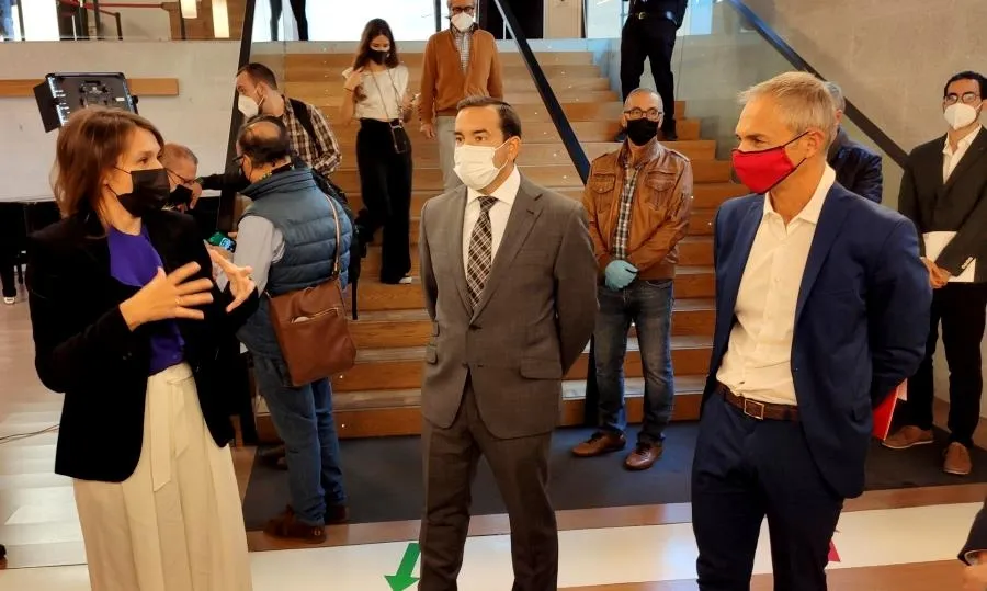 La consejera de Educación, Rocío Lucas (i), junto al delegado territorial de la Junta en Salamanca, Eloy Ruiz (c), y el rector de la USAL, Ricardo Rivero (d). Foto EP