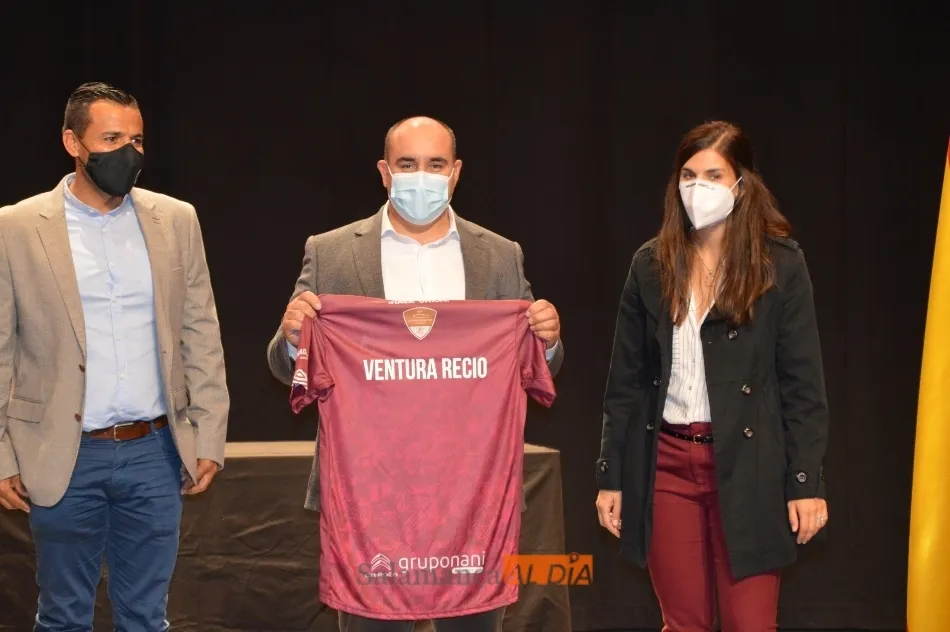 Foto 8 - El Salamanca UDS muestra su segunda equipaci&oacute;n: granate y con un estilo similar a la de la...