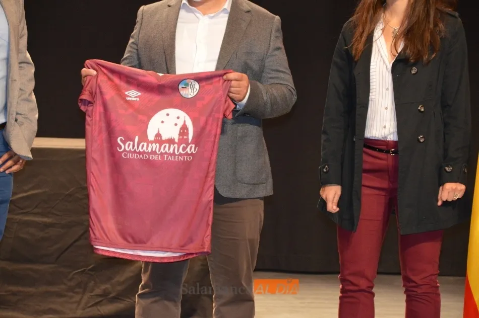 Foto 7 - El Salamanca UDS muestra su segunda equipaci&oacute;n: granate y con un estilo similar a la de la...