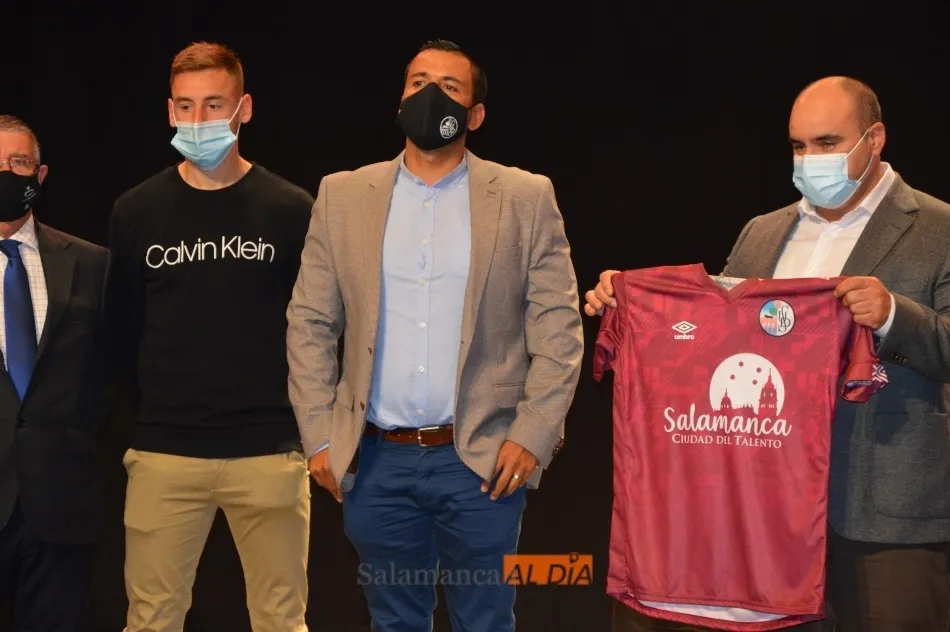 Foto 6 - El Salamanca UDS muestra su segunda equipaci&oacute;n: granate y con un estilo similar a la de la...